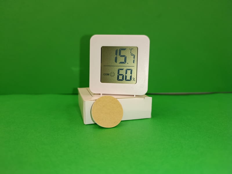 termo higrómetro de sobremesa, pequeño.